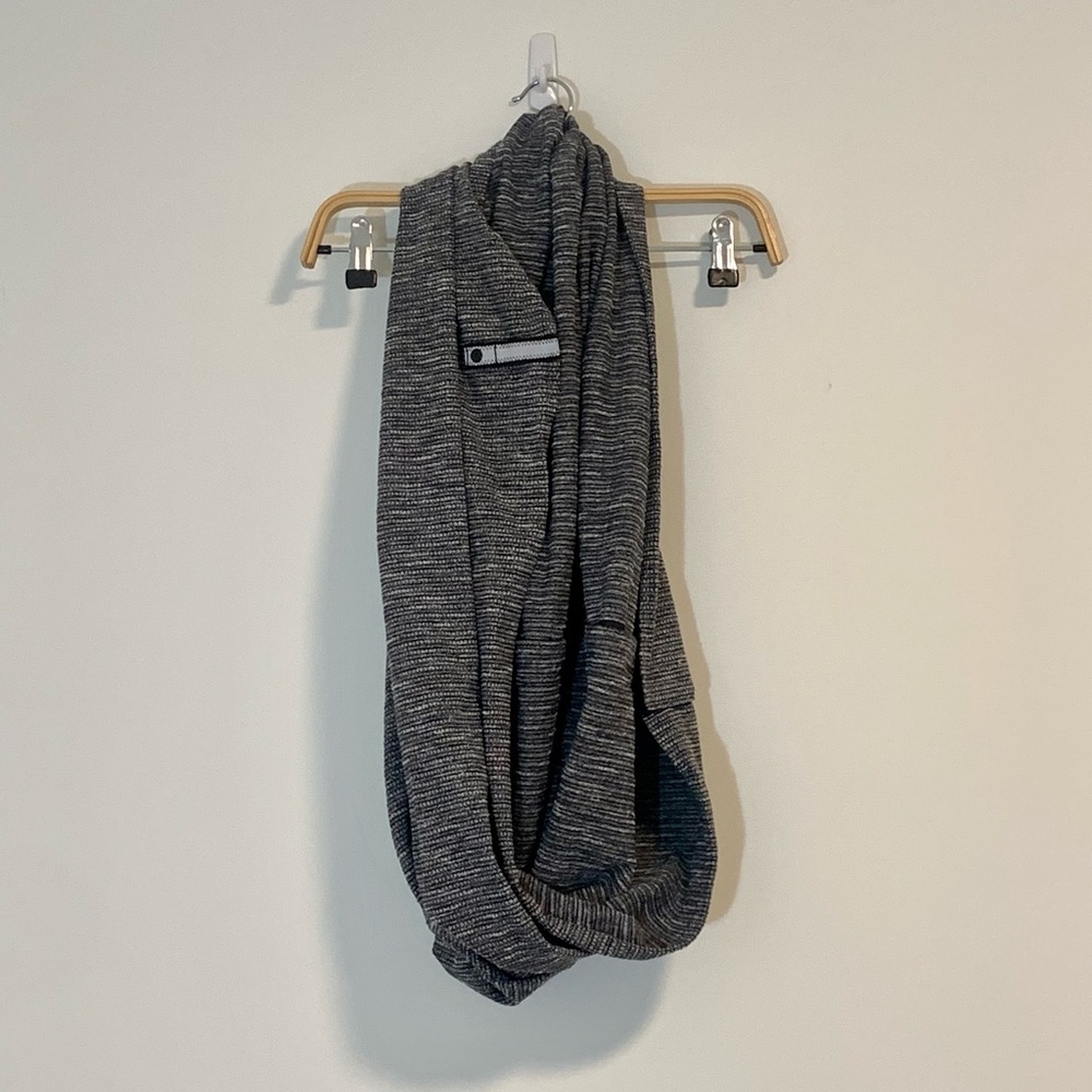 Lululemon Vinyasa Scarf
Coco Pique Black White - Picture 9 of 11